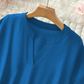 👚50% KORTING! 🔥Modieuze losse top met korte mouwen – V-hals met inkeping, asymmetrische zoom en lichtgewicht stof (5 kleuren, S–2XL) 🌸
