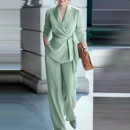 Elegant kostuum voor dames met strikceintuur en wijde broek